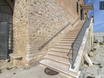 Non ci resta ora che percorrere una lunga scala che ci conduce al piano superiore della struttura